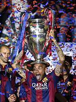 Season 67 - Week 4-dani-alves-celebrates-trophy.jpg